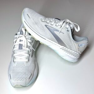 Brooks Women’s Adrenaline GTS 22 Oyster/Primer Gray/White Running Shoes Size-8M